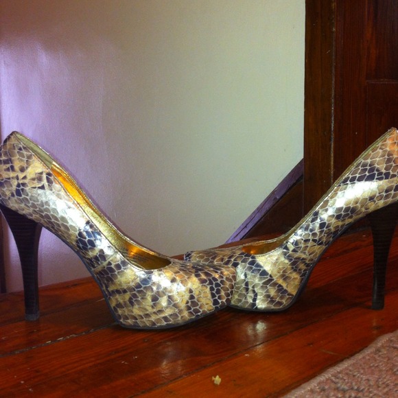 Snake dress pump!! - Picture 2 of 3