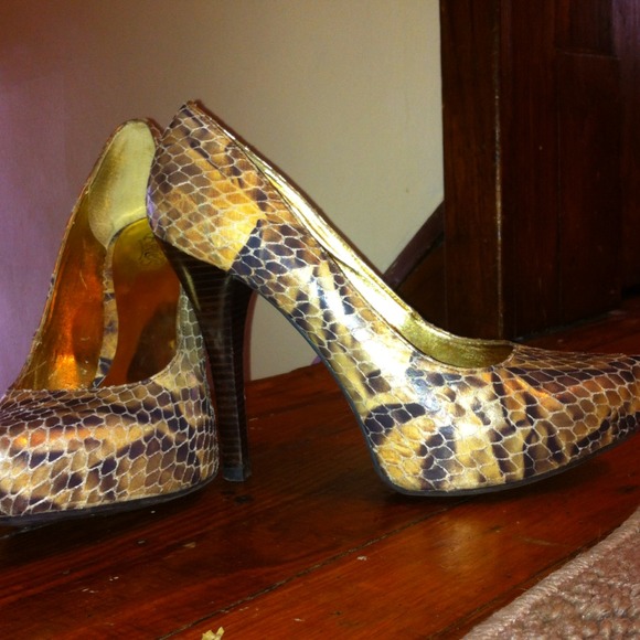 Snake dress pump!! - Picture 3 of 3