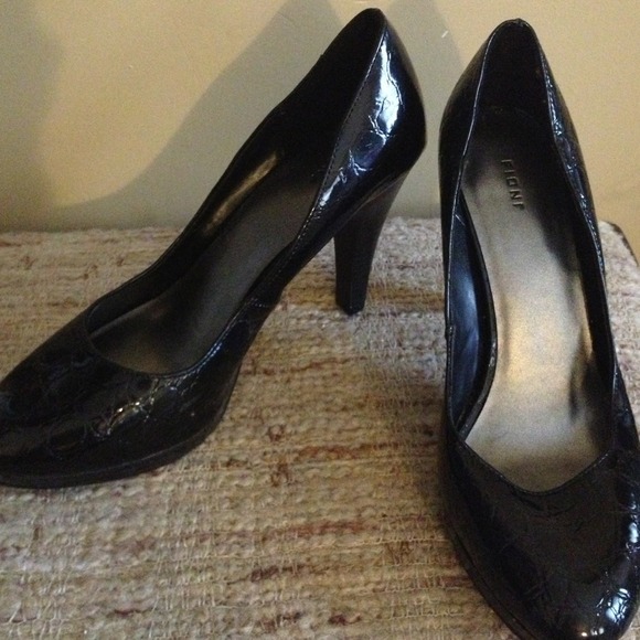 Black heels size 8