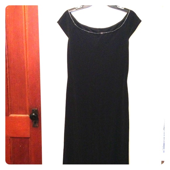 Formal black gown - Picture 1 of 2