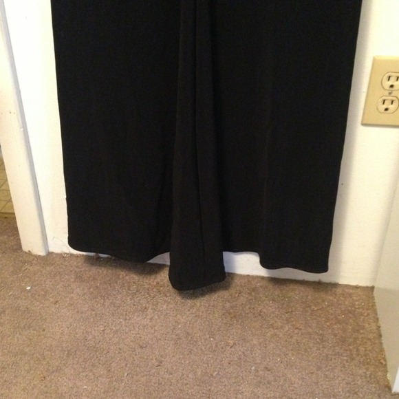 Formal black gown - Picture 2 of 2