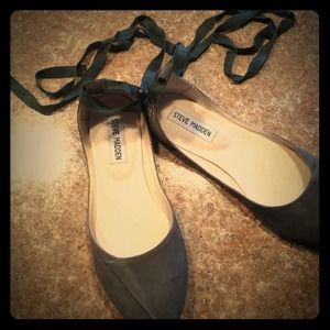 Steve Madden grey ballet flats. Leather upper.