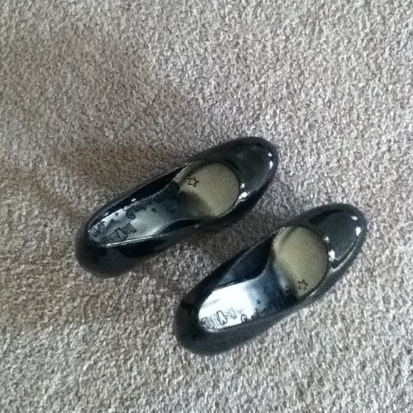 Black pumps