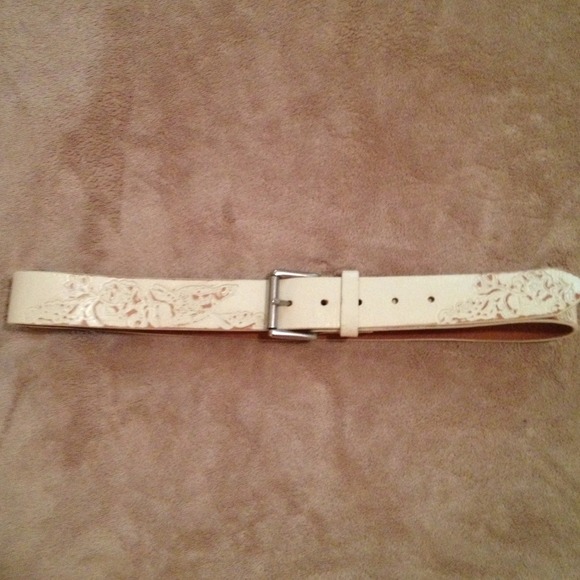❌SOLD in bundle❌Nine West leather belt with floral