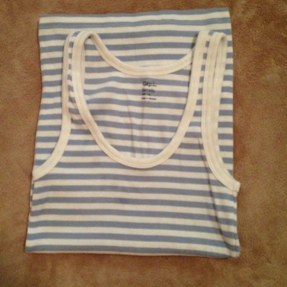 ❌Sold in bundle❌blue and white striped GAP tank