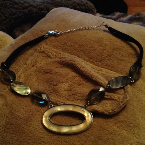 Lia Sophia white/black necklace