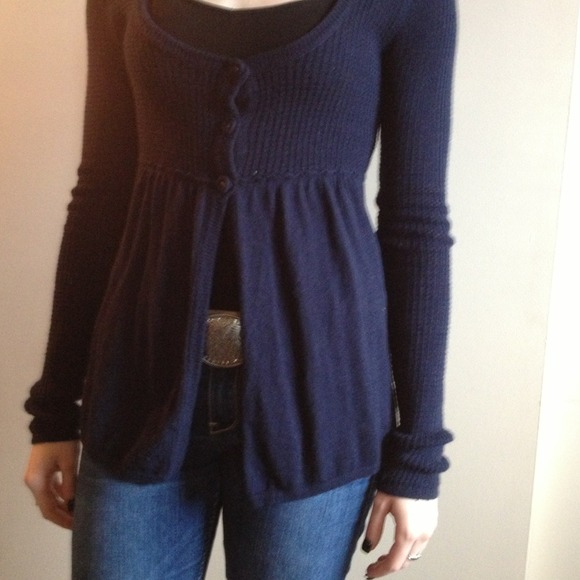SOLD IN BUNDLE || American Eagle Sweater - Picture 2 of 2