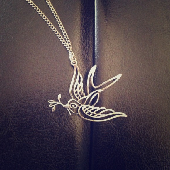 Bird pendant necklace