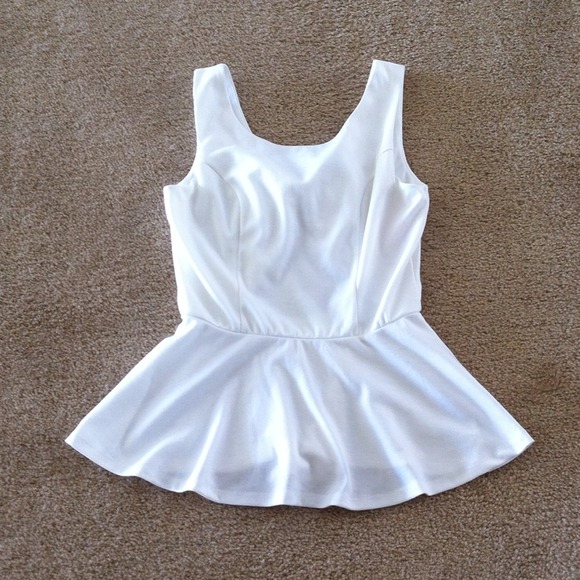 Tops - NEW White Peplum Top with Sequin Bow back