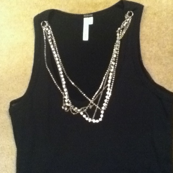 Robbi& Nikki  black tank top with necklace