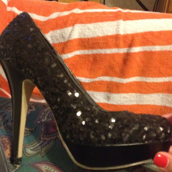 Black pumps - Picture 1 of 2