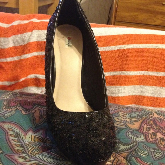 Black pumps - Picture 2 of 2