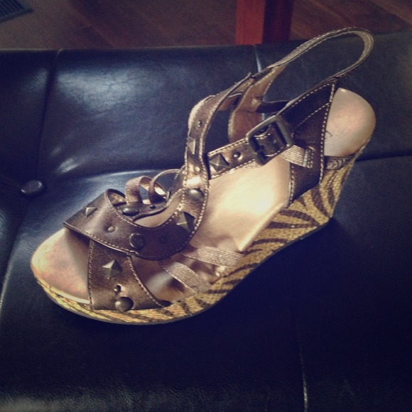 Studded wedges from buckle
