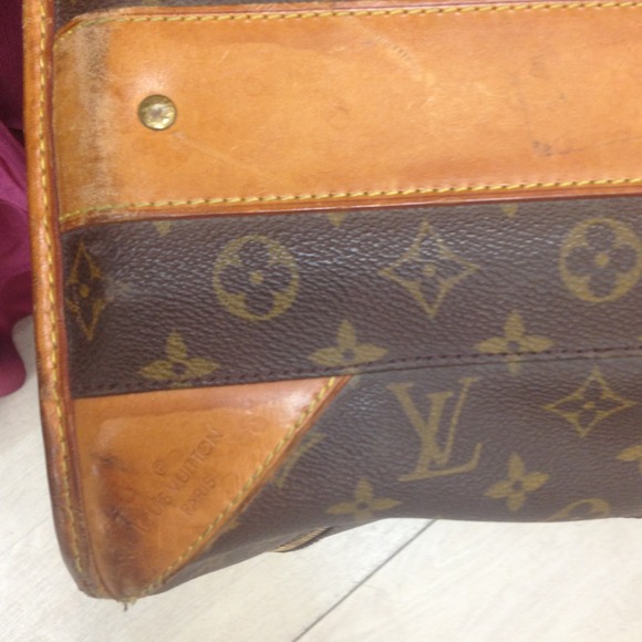 Louis Vuitton suitcase on wheels wth a pull leash - Picture 2 of 4