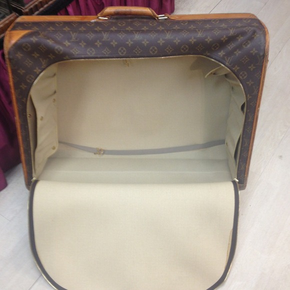 Louis Vuitton suitcase on wheels wth a pull leash - Picture 3 of 4