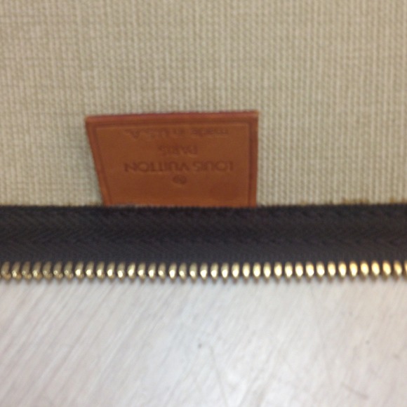 Louis Vuitton suitcase on wheels wth a pull leash - Picture 4 of 4