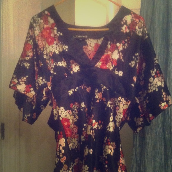 Flowered pattern shirt,v-neck,belled sleeves