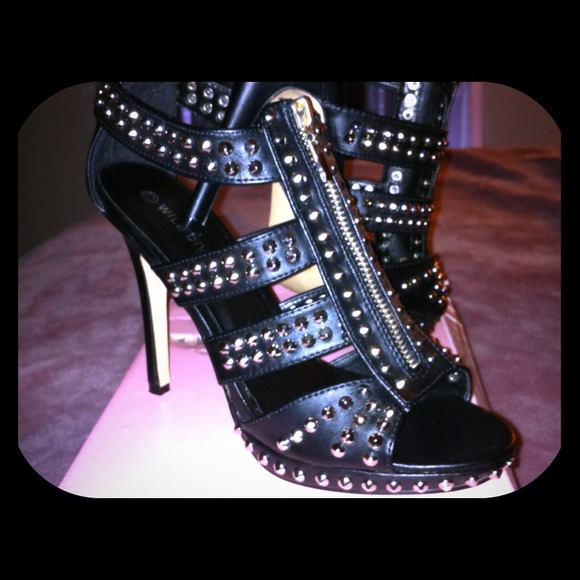 ✨Reduced✨Black Studded Zip-up Pumps
