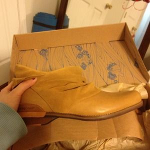 Patagonia Addie ruffle boots