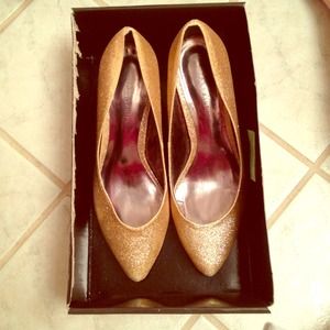 💢Sold💢✨✨Gold Marco Santi pumps✨✨