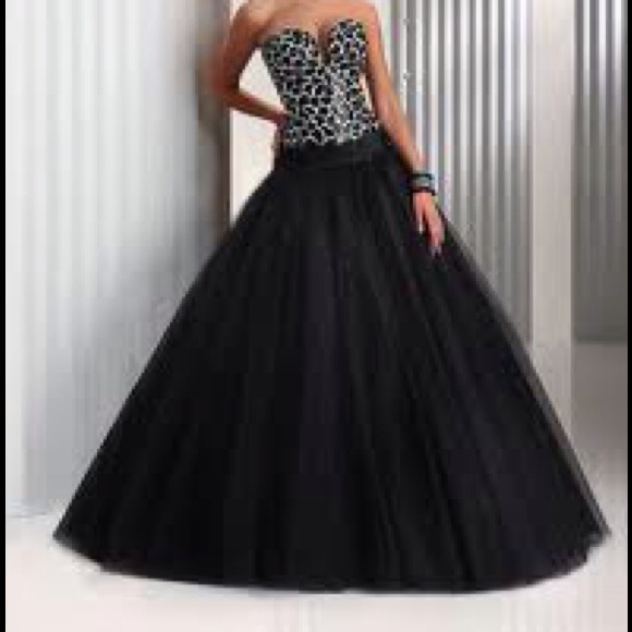 Prom dress by Flirt! Price is negotiable ;) - Picture 1 of 2
