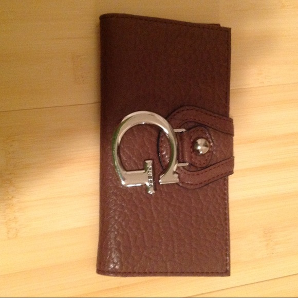 New Guess by Marciano brown wallet. Authentic. - Picture 3 of 3