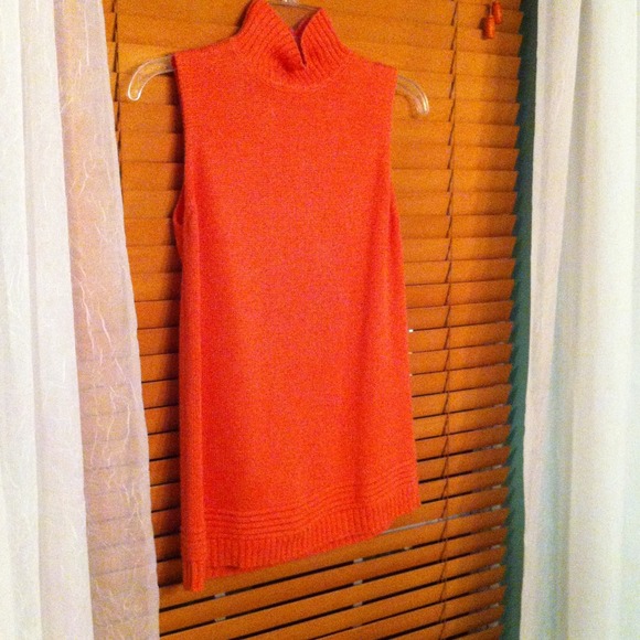 Sleeveless turtleneck