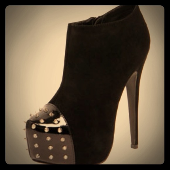 📛SOLD📛 $65 Studded Shoes