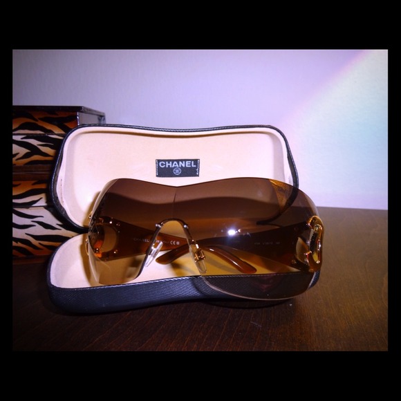 🔴SOLD🔴Auth. Chanel sunglasses with case. New!