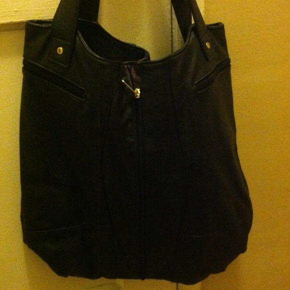 Blk volcom bag - Picture 3 of 4