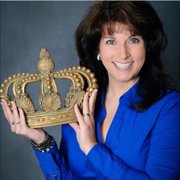 Welcome to my Closet!👑 - Picture 2 of 4