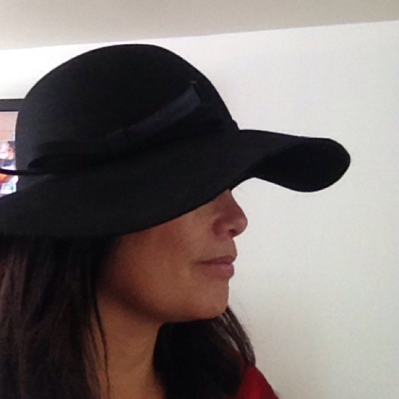 🌟SOLD🌟Black Wool Hat - Picture 2 of 2