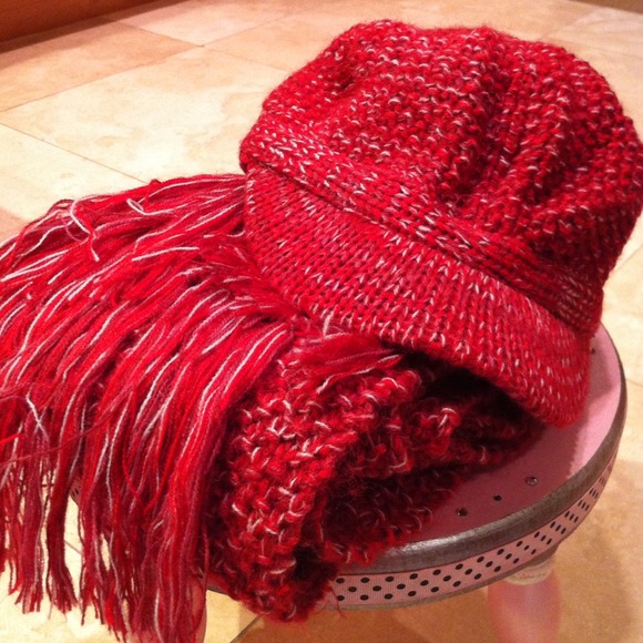 Matching knit hat & scarf