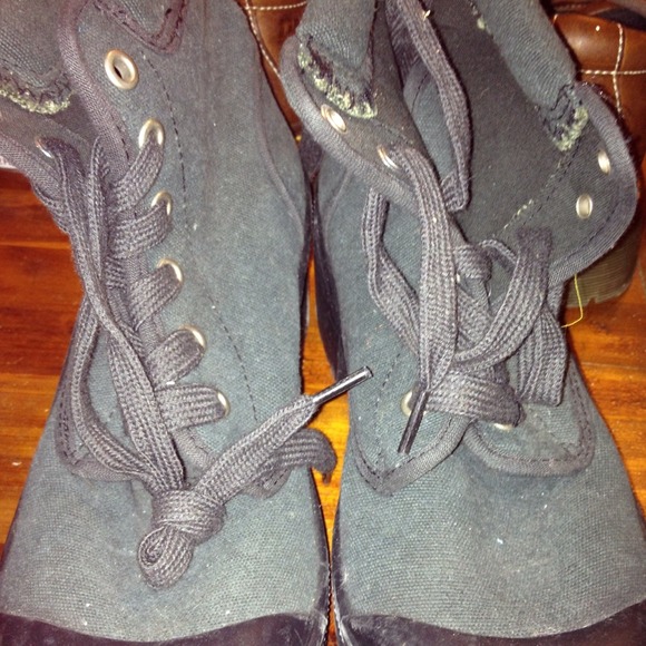 Hold kitkatontherox Black boots & jeans
