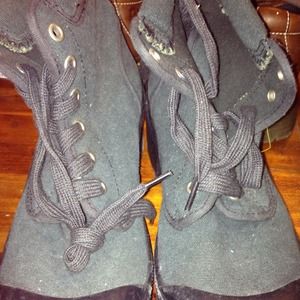 Hold kitkatontherox Black boots & jeans