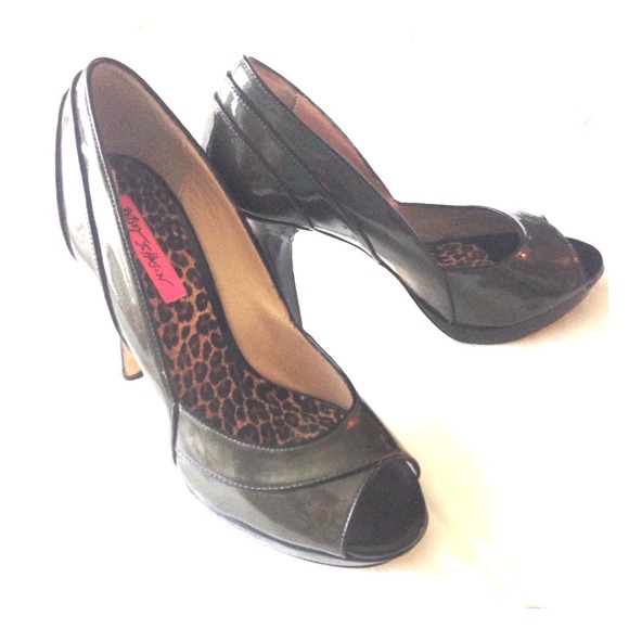 REDUCED Betsey Johnson gunmetal pumps
