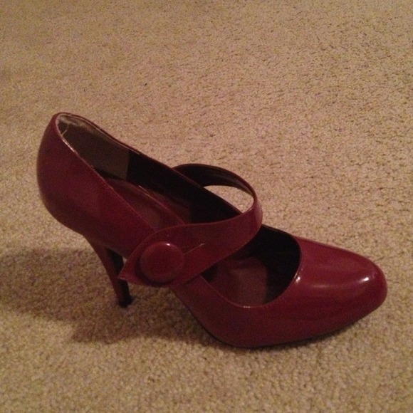 Red heels - Picture 3 of 3