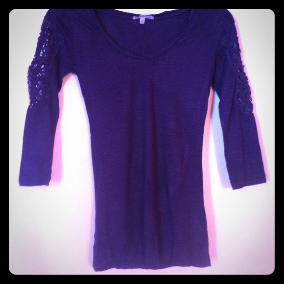 ❌Traded❌Navy blue soft teeshirt w/ lace design