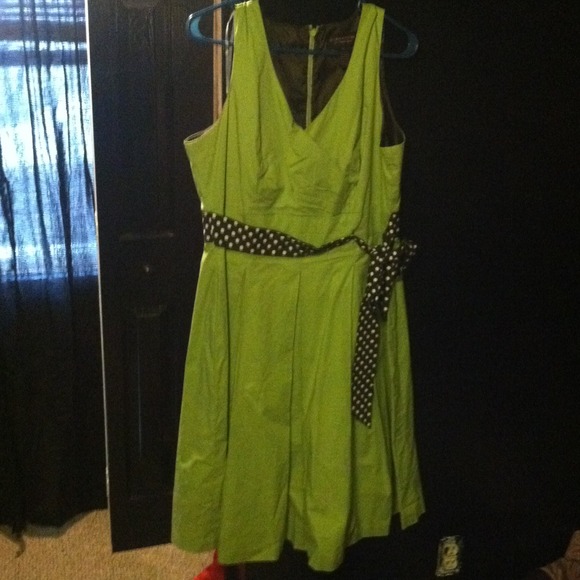 ✂️price cut✂️ Cute green dress!
