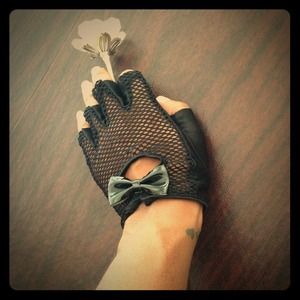 Mesh, fingerless gloves w/ bow!