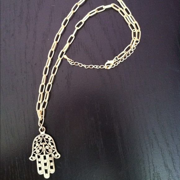 Necklace with hemsa