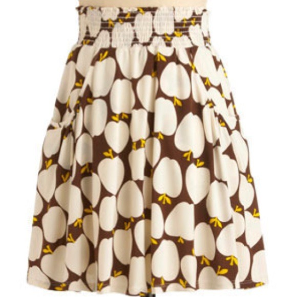 **SOLD** Brown & cream apple print skirt - fit M-L