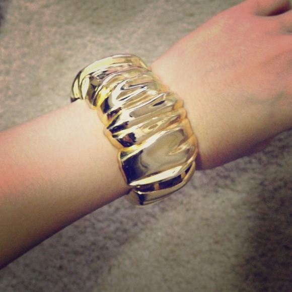 Jewelry - Vintage Gold bangle