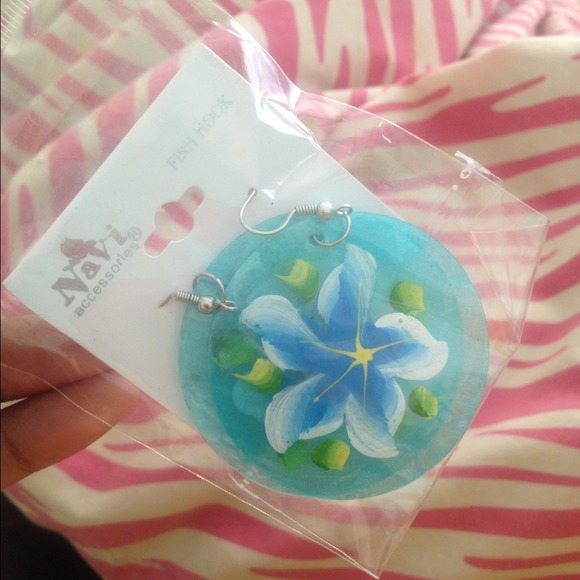 Shell earings - Picture 2 of 2