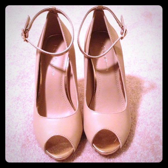 ❌Reserved❌Brand New BCBG Pumps🎀