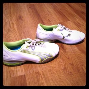 Size 9 excellent condition Women's Puma shoes.