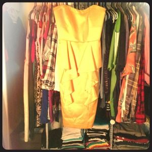 Jessica Simpson golden party dress!