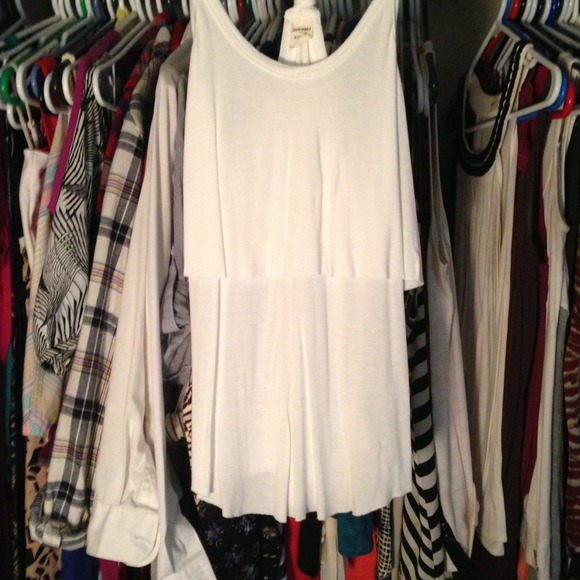 Simple, white, layered, knot back tank.