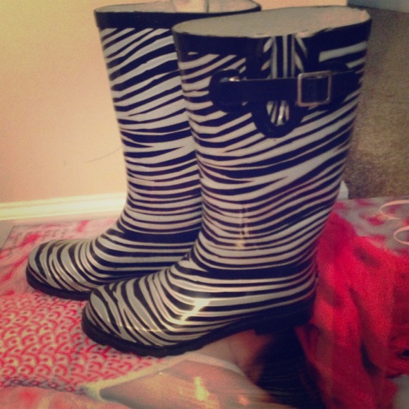 Adorable size 6 zebra print rainboots!
