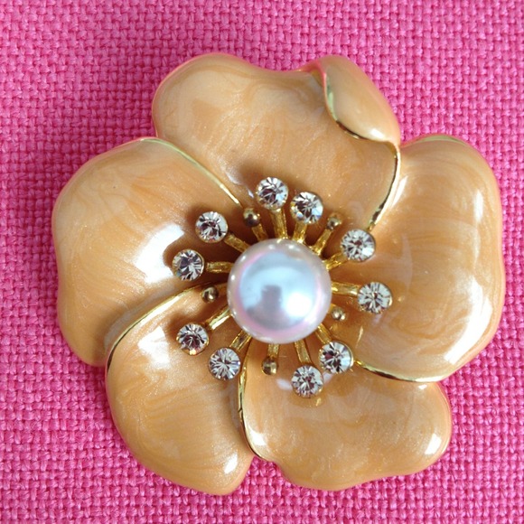 Jewelry - Gorgeous pearl and stone coral colored brooch.